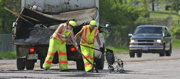 A MNDot crew fills potholes.