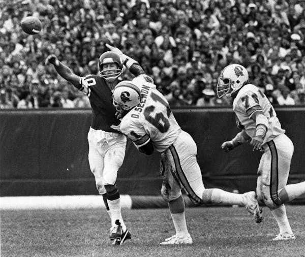 Fran Tarkenton got the ball away as Tampa Bay’s Dewey Selmon put on the pressure during a 1978 game. It was the 38-year-old Tarkenton’s last seaso