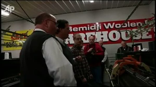 Santorum visits Minnesota sweater vest factory