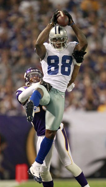 Cowboys receiver Dez Bryant (88) caught a pass while being defended by Cedric Griffin (23) in the second quarter Saturday night.