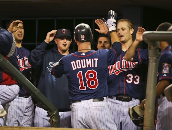 Twins top Masterson, Indians