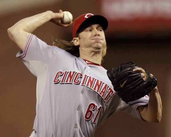 Cincinnati Reds starting pitcher Bronson Arroyo (61) delivers in the first inning during Game 2 of the National League division baseball series agains