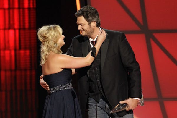 Country stars react to Sandy at CMA Awards