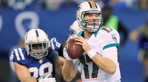 Luck, Colt stop Dolphins