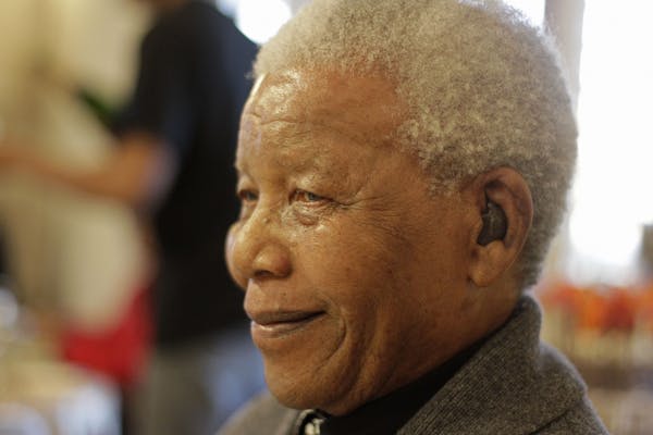 Mandela back in hospital with lung infection