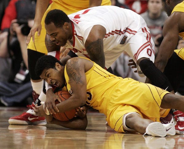 Gophers' basketball slide continues