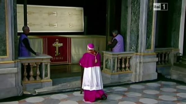 Shroud of Turin displayed, pope delivers message