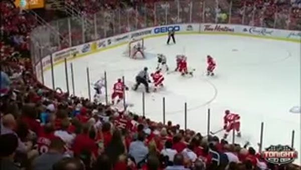 Red Wings win Game 3, lead Chicago 2-1