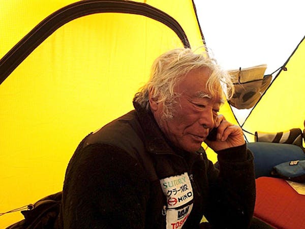 80-year-old climbs Mount Everest