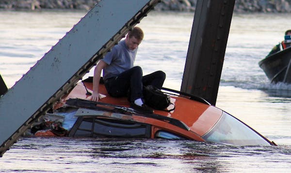 Raw Video: Washington bridge collapses