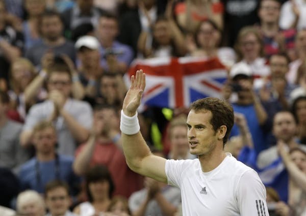Andy Murray advances to Wimbledon 4th round
