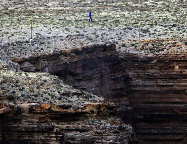 Nik Wallenda crosses canyon on tightrope