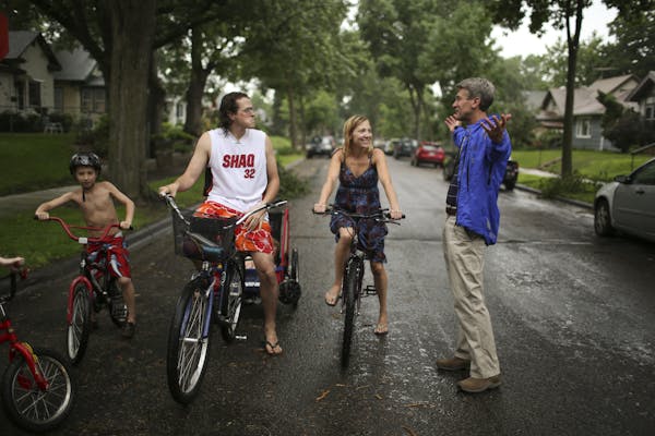 Minneapolis Mayor R.T. Rybak took to the streets of south Minneapolis Monday to assess damage. He stopped to chat with David and Sarah Hoffner and the