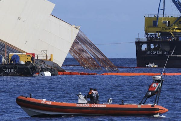 Crews begin to lift wrecked cruise ship