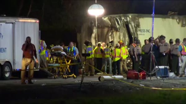 Tennessee bus-truck crash kills 8