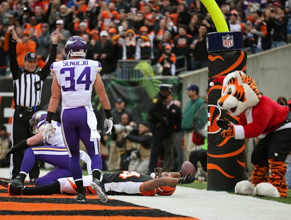 Safeties Harrison Smith and Andrew Sendejo (34) were unable to stop tight end Jermaine Gresham from catching a 16-yard touchdown pass in the second qu