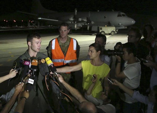 Chinese, Australian planes see possible debris
