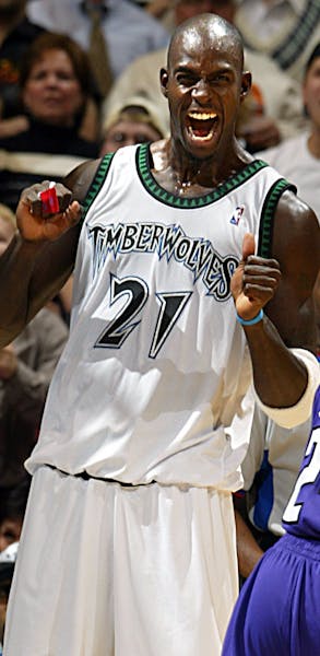 Kevin Garnett led the Timberwolves over the Kings in Game 7 in the Western semifinals in 2004.