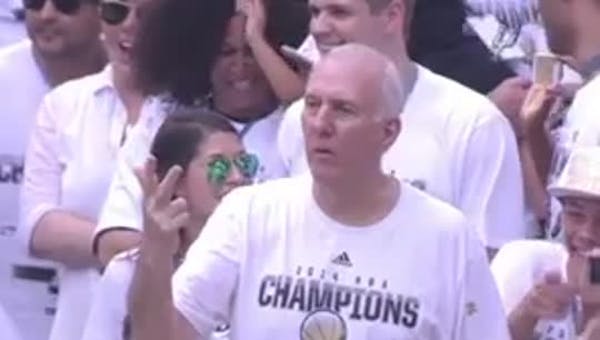 Popovich steals show at Spurs parade