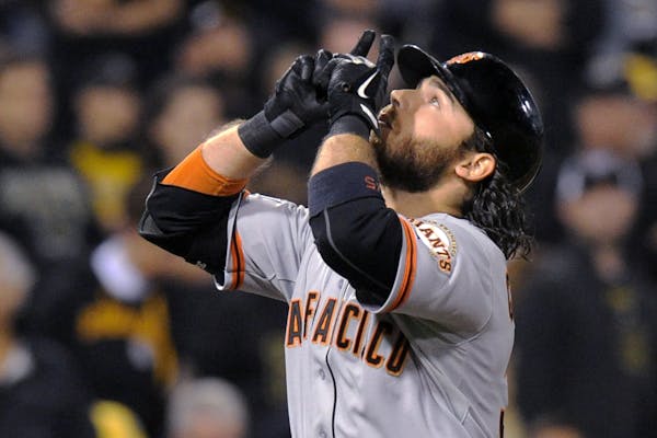 Crawford's home run helps Giants oust Pirates