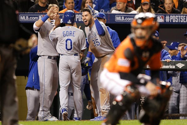 Royals stay perfect in postseason