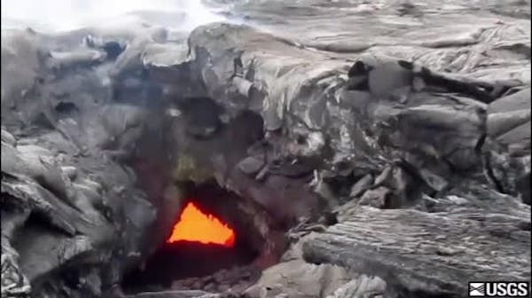 Hawaii lava flow threatens roads, school
