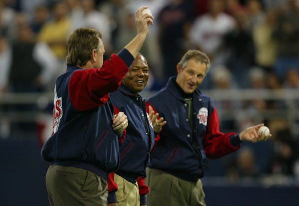 Tony Oliva (center) and Jim Kaat (right) with Bert Blyleven at the 2002 American League Championship Series.