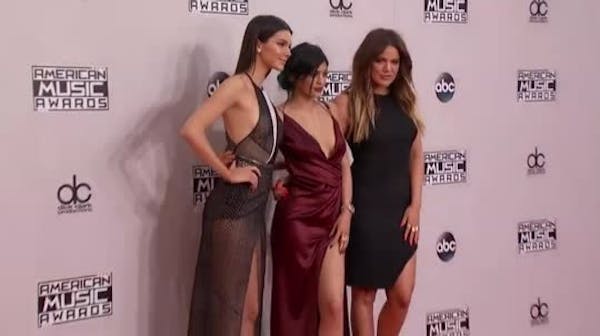 Black is the new black on AMAs Red Carpet