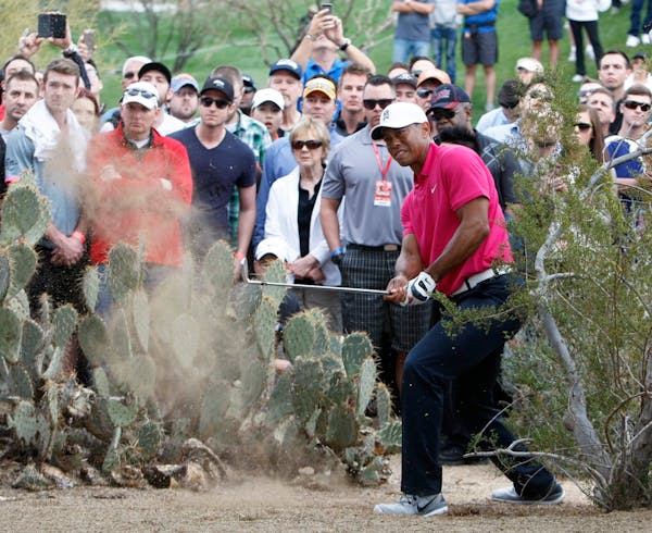 Tiger Woods struggles in Phoenix