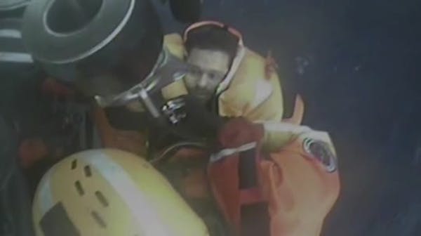 Coast Guard rescues 5 from damaged sailboat