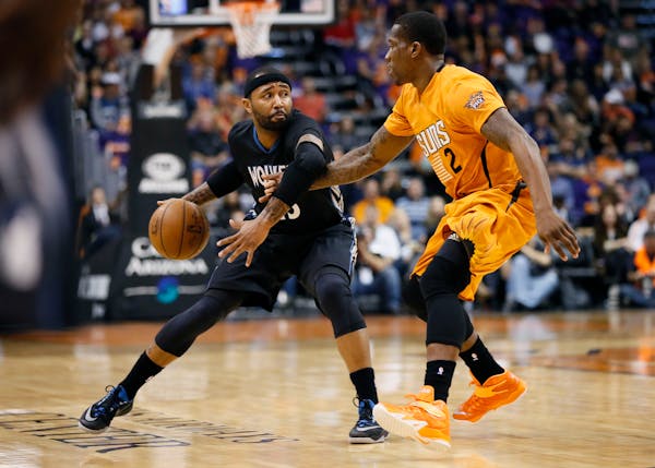 Timberwolves guard Mo Williams, guarded by the Suns' Eric Bledsoe, shot 10-for-22 from the floor Friday night, but it wasn't enough for his team to re
