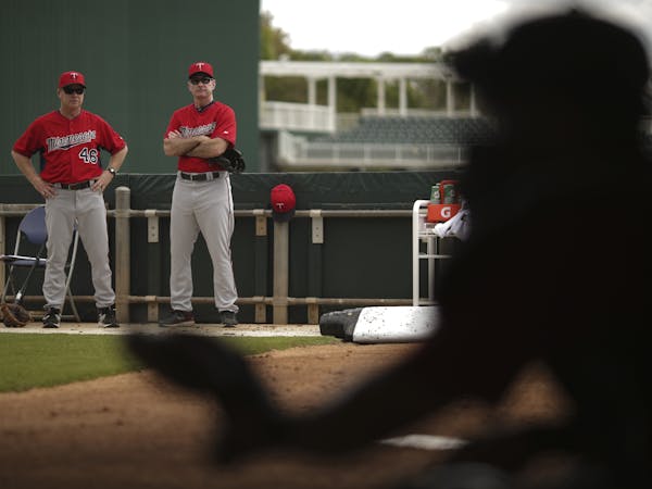 Twins manager Paul Molitor, center, and pitching coach Neil Allen watched pitchers and catchers during their first workout in Fort Myers, Fla., on Mon