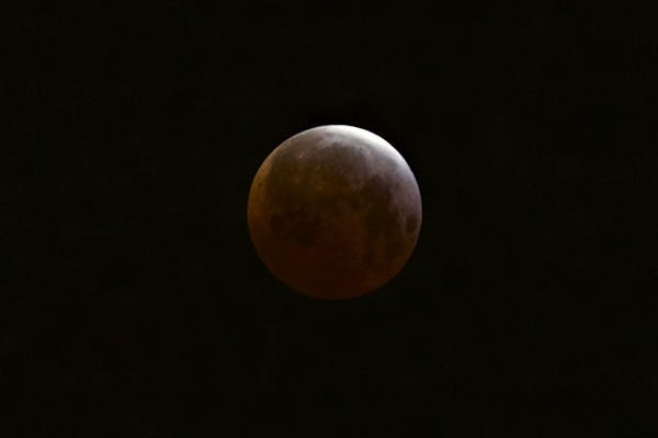Time-lapse captures eclipse, 'Blood Moon'