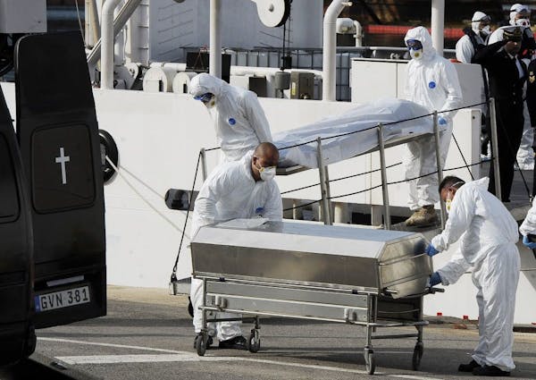 Migrant boat crashes on Greece shore
