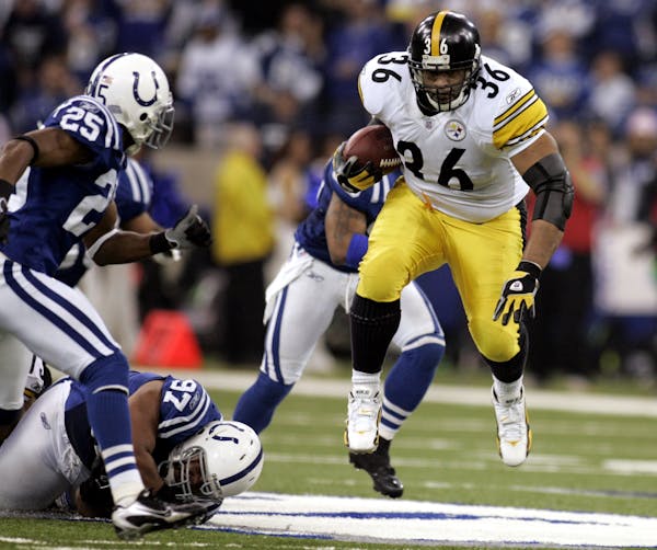 Pittsburgh Steelers running back Jerome Bettis carries the ball during their NFL divisional playoff football game against the Indianapolis Colts, Sund