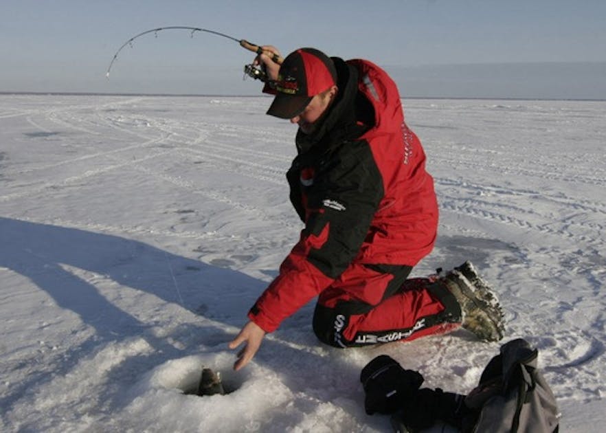 Видео ловли рыбы зимой. Зимняя рыбалка. Рыбалка в январе. Рыболовные способы для зимы. Зимняя рыбалка для начинающих.