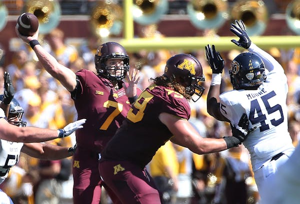 Mitch Leidner threw the ball to a receiver in the fourth quarter as the Gophers took on Kent State at TCF Bank Stadium on Saturday, September 19, 2015