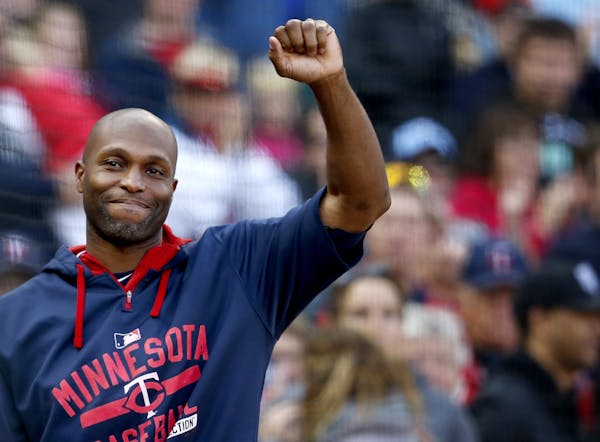 Twins outfielder Torii Hunter acknowledged the Target Field crowd on Oct. 4.