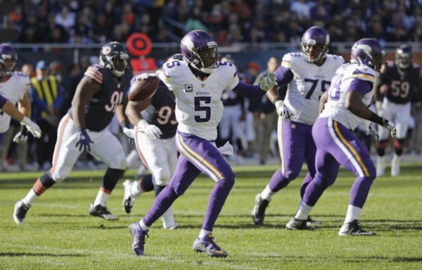 Minnesota Vikings quarterback Teddy Bridgewater (5) throws a pass during the second half of an NFL football game against the Chicago Bears, Sunday, No