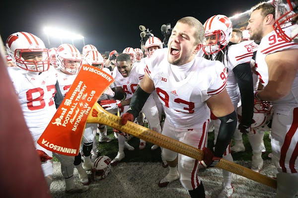 Wisconsin defensive end Jake Keefer took Paul Bunyan's Axe to one of the goal posts after Wisconsin defeated Minnesota 31-21 at TCF Bank Stadium, Satu