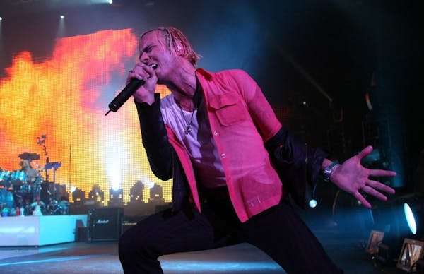 Scott Weiland, performing with Stone Temple Pilots at Roy Wilkins Auditorium in 2008.