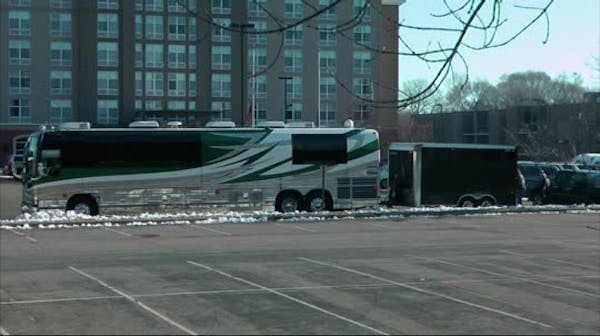 Scott Weiland's bus drives away