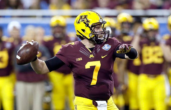 Minnesota quarterback Mitch Leidner throws during the first half of the Quick Lane Bowl NCAA college football game against Central Michigan, Monday, D
