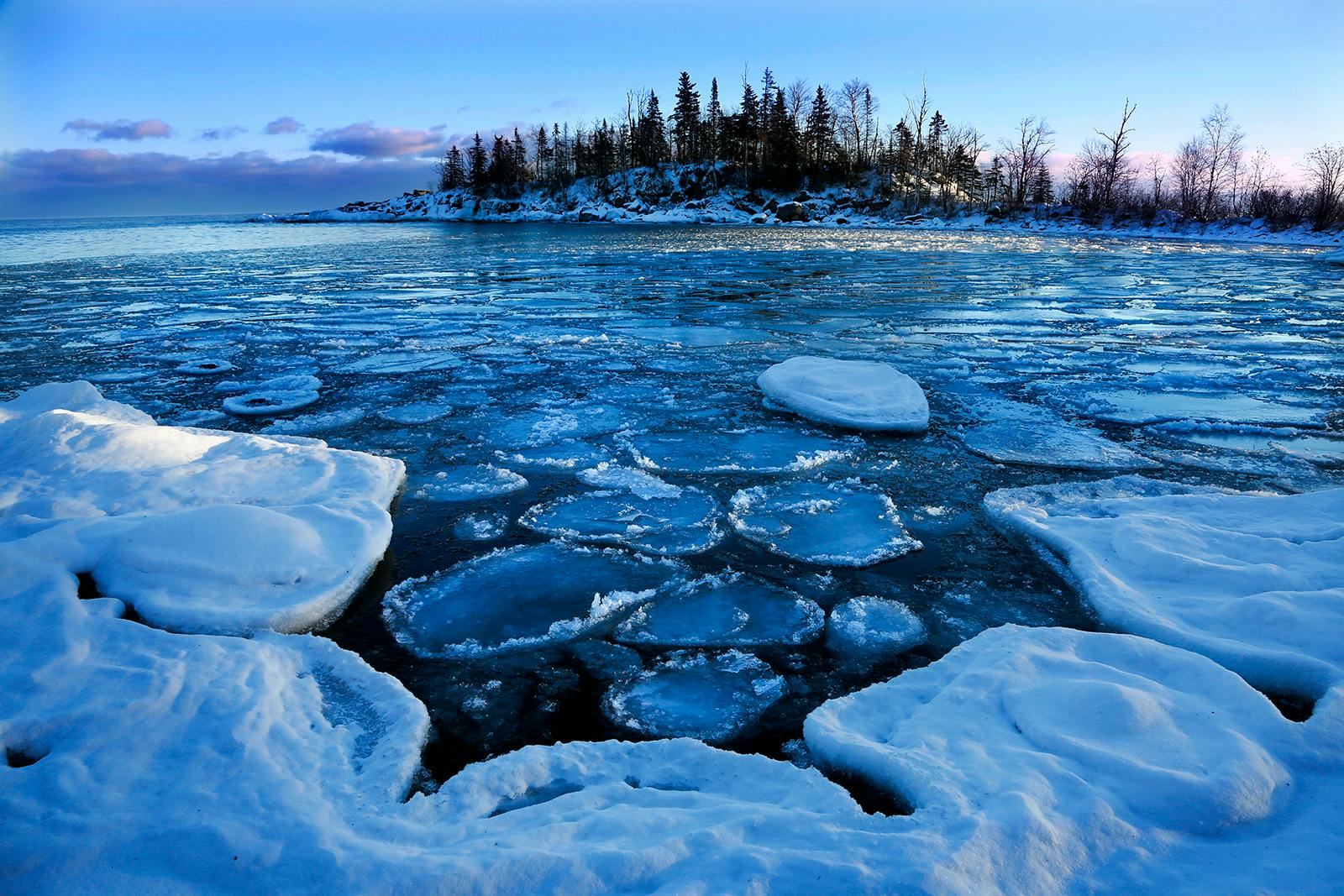 Замерзший водоем. Лед на реке. Водоем зимой. Таяние льда. Вода в реке замерзла