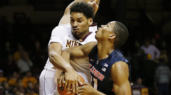 The Gophers’ Jordan Murphy fouled Illini guard Malcolm Hill in the first half last Saturday – a common issue for the freshman.