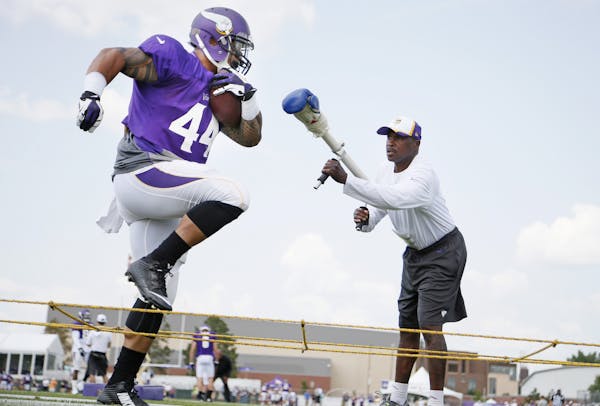 Vikings running back coach Kirby Wilson tried to punch the football out of Matt Asiata grip