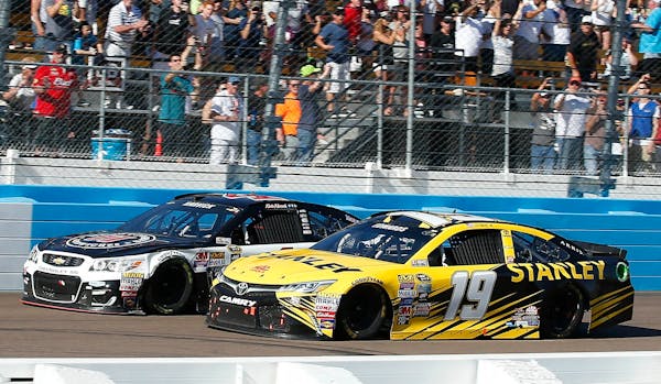 Harvick holds off Edwards in thriller