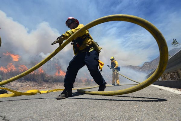 Thousands told to flee Southern California fire