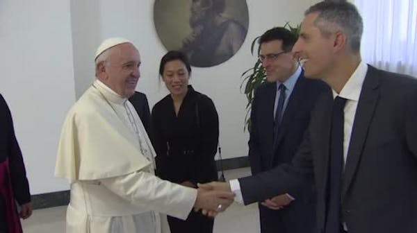 Raw: Pope meets Facebook founder Mark Zuckerberg