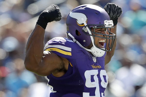 Danielle Hunter (99) celebrated after sacking Marcus Mariota in the fourth quarter.